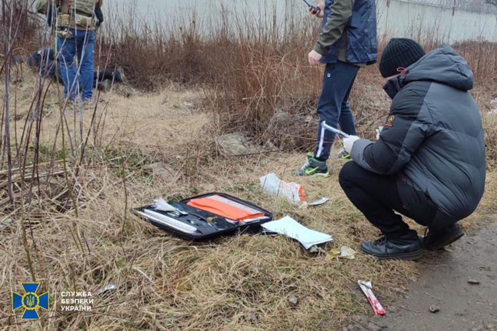СБУ затримала ворожого агента на спробі встановити GPS-трекер біля трансформаторної підстанції у Кропивницькому (ФОТО) 3