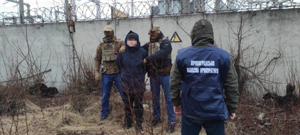 СБУ затримала ворожого агента на спробі встановити GPS-трекер біля трансформаторної підстанції у Кропивницькому (ФОТО) 1