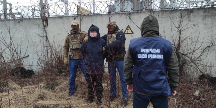 СБУ затримала ворожого агента на спробі встановити GPS-трекер біля трансформаторної підстанції у Кропивницькому (ФОТО)
