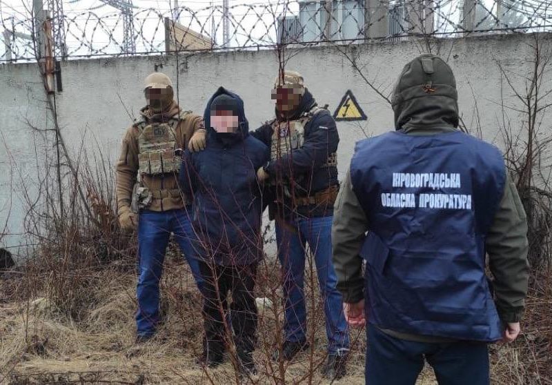 СБУ затримала ворожого агента на спробі встановити GPS-трекер біля трансформаторної підстанції у Кропивницькому (ФОТО)