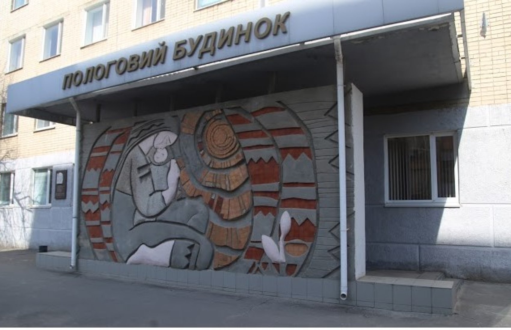 Рашисти вдарили по перинатальному центу в Херсоні (ВІДЕО)