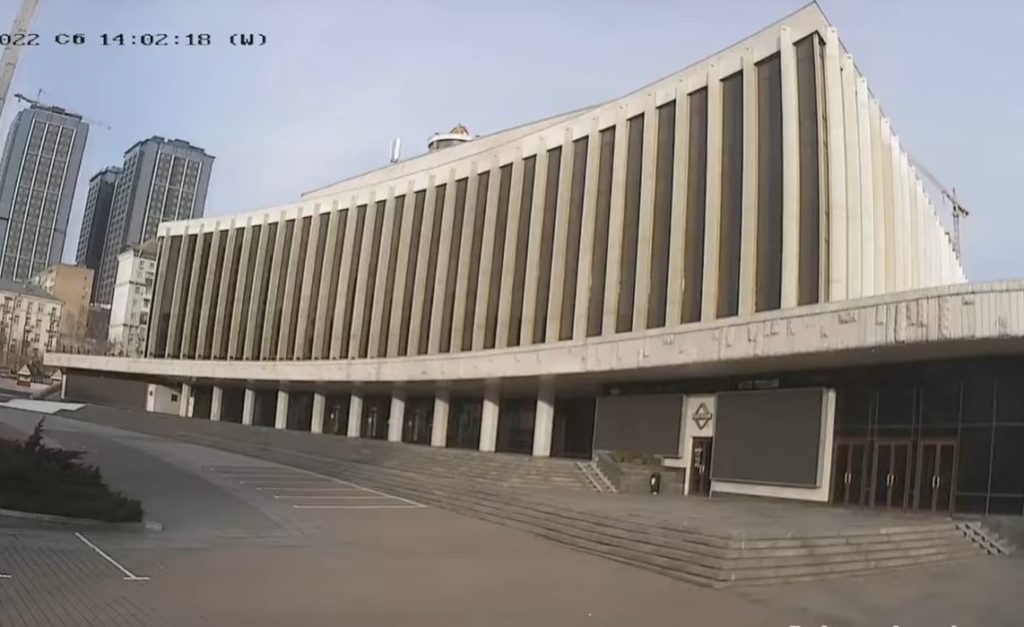Зявилось відео ракетного удару по палацу мистецтв "Україна" в Києві (ВІДЕО) 1