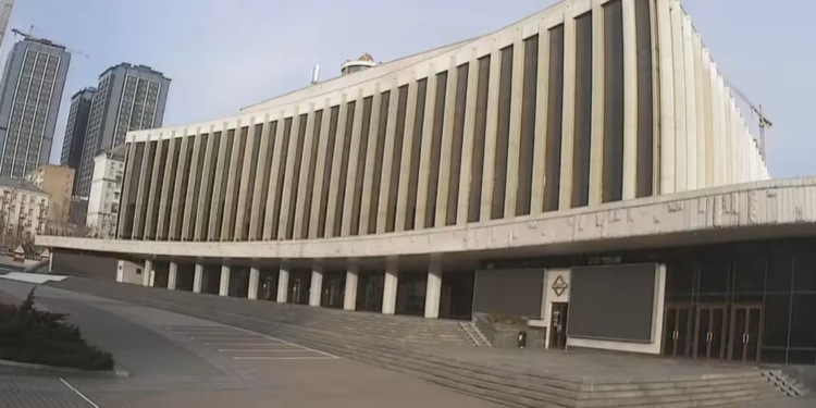 Зявилось відео ракетного удару по палацу мистецтв “Україна” в Києві (ВІДЕО)