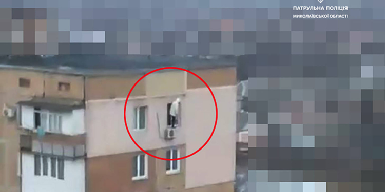 В Миколаєві жінка хотіла зістрибнути з 9 поверху – патрульні не допустили цього (ФОТО)