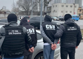 СБУ затримала у Києві ділків, які «продавали» українські паспорти громадянам рф за $10 тис. (ФОТО)