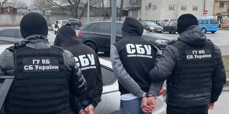 СБУ затримала у Києві ділків, які «продавали» українські паспорти громадянам рф за $10 тис. (ФОТО)