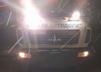 Сніг з дощем та ожеледиця: в Миколаєві комунальники звітують, що техніка вже вийшла обробляти міські дороги (ФОТО)