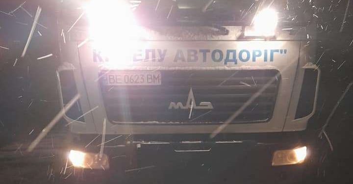 Сніг з дощем та ожеледиця: в Миколаєві комунальники звітують, що техніка вже вийшла обробляти міські дороги (ФОТО)