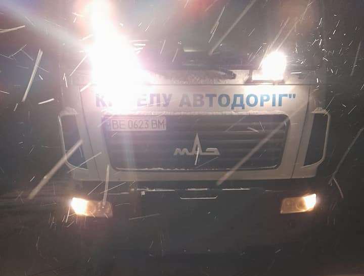 Сніг з дощем та ожеледиця: в Миколаєві комунальники звітують, що техніка вже вийшла обробляти міські дороги (ФОТО) 1
