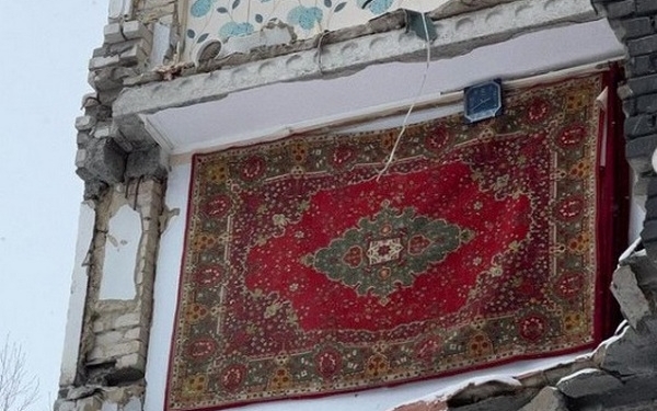 Ще один символ стійкості: в зруйнованій російською ракетою багатоповерхівці в Миколаєві продовжує працювати годинник (ФОТО)