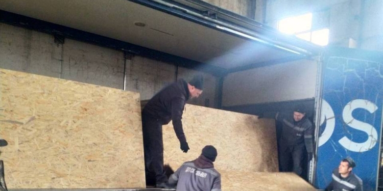 Миколаївська ОВА відправила до Очакова 2 вантажівки з ОСБ-плитами. Готує допомогу і Миколаїв (ФОТО)