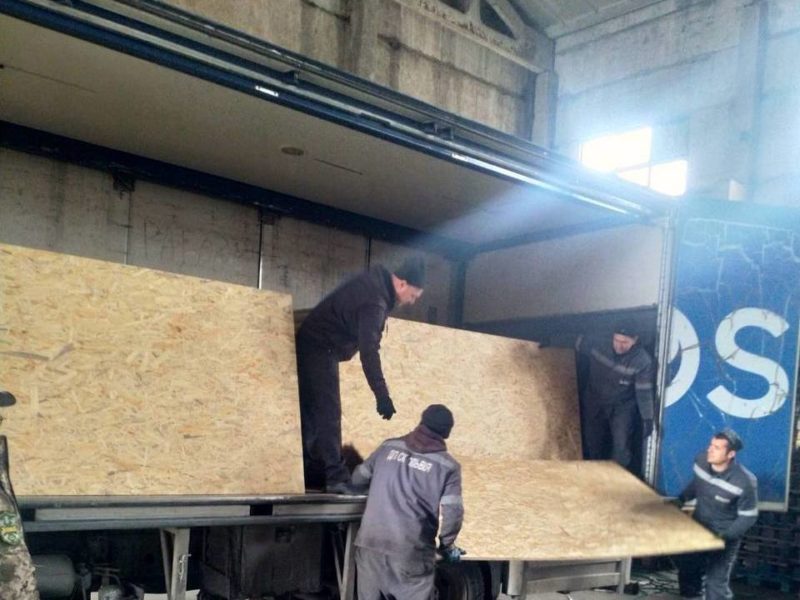 Миколаївська ОВА відправила до Очакова 2 вантажівки з ОСБ-плитами. Готує допомогу і Миколаїв (ФОТО)
