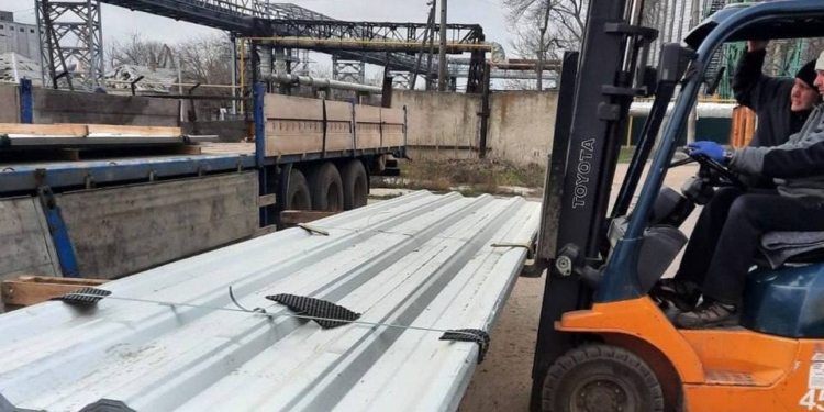 Допомога Очакову від Миколаївської ОВА: направили ще 1125 кв.м металопрофілю і стільки ж гідробар’єру (ФОТО)