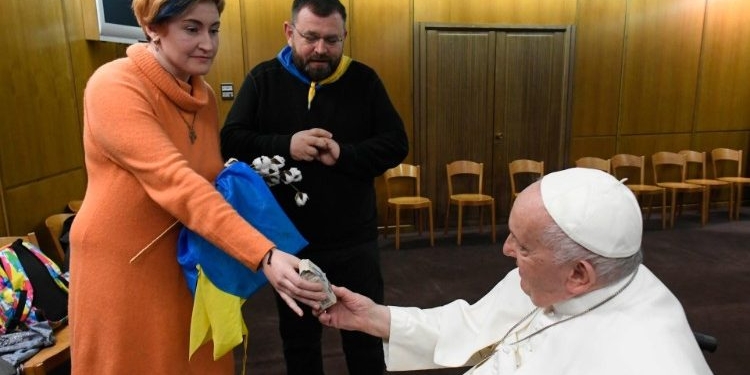 Українці подарували Папі Римському браслет з металу «Азовсталі» і пачку солі з «Артемсолі» (ФОТО, ВІДЕО)