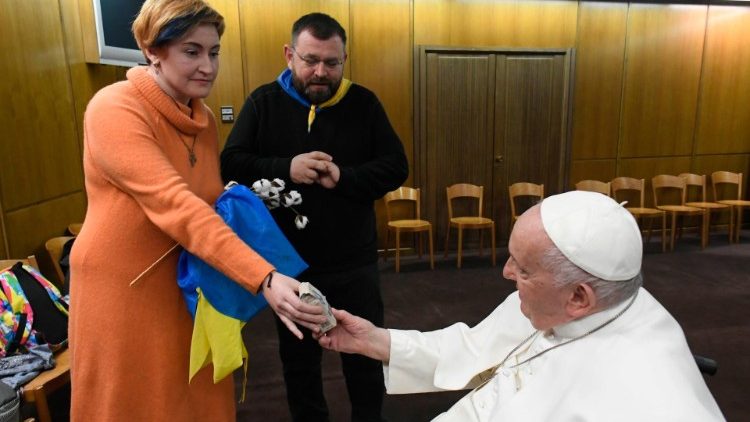 Українці подарували Папі Римському браслет з металу «Азовсталі» і пачку солі з «Артемсолі» (ФОТО, ВІДЕО)