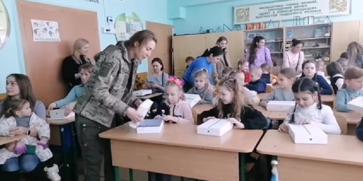 Учні миколаївського ліцею отримали персоніфіковані планшети Apple iPad (ВІДЕО)