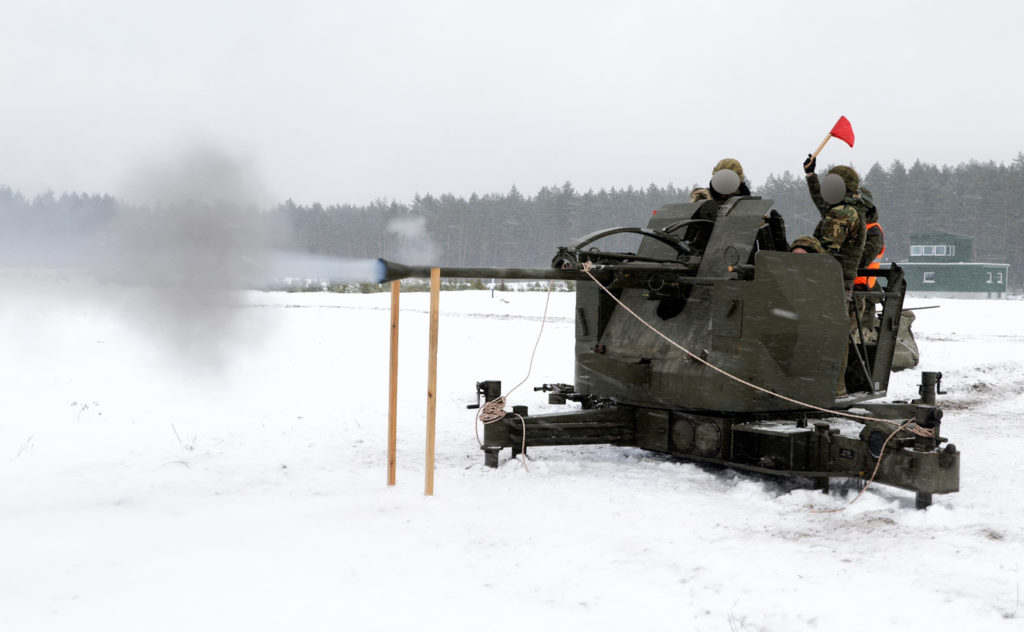 Українські військові в Литві завершили курс навчання – і своїм бойовим досвідом поділились, і шведські гармати L70 опанували (ВІДЕО) 1