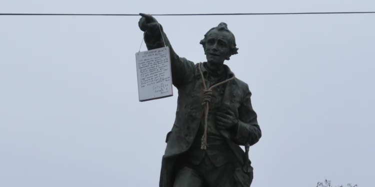 В Очакові на Миколаївщині міська рада вирішила спитати у мешканців, що робити з пам’ятником Суворову