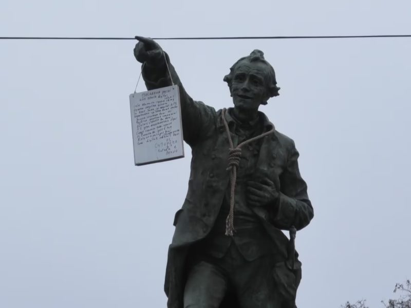 В Очакові на Миколаївщині міська рада вирішила спитати у мешканців, що робити з пам’ятником Суворову