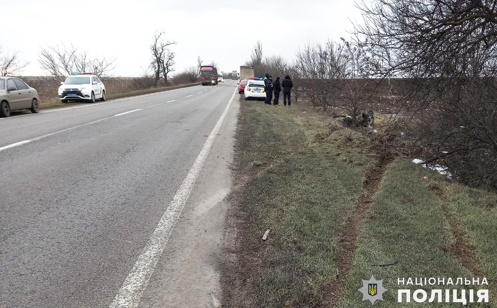 ДТП на Миколаївщині: легкова автівка злетіла в кювет, водій згодом помер в лікарні (ФОТО) 1