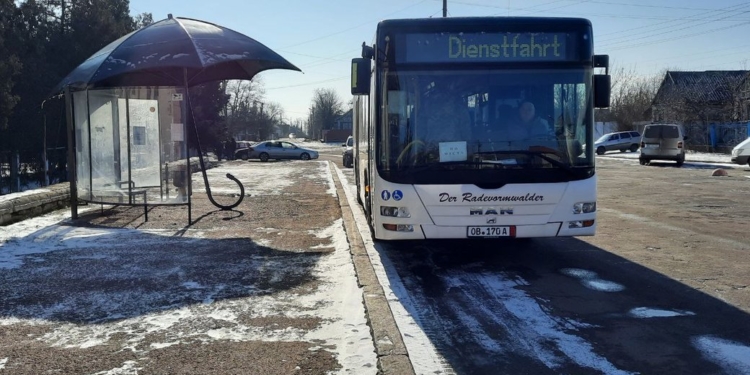 Два українських підприємства подарували Снігурівці на Миколаївщині два німецьких автобуси (ФОТО)