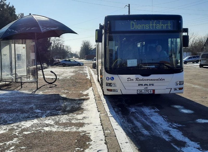 Два українських підприємства подарували Снігурівці на Миколаївщині два німецьких автобуси (ФОТО)