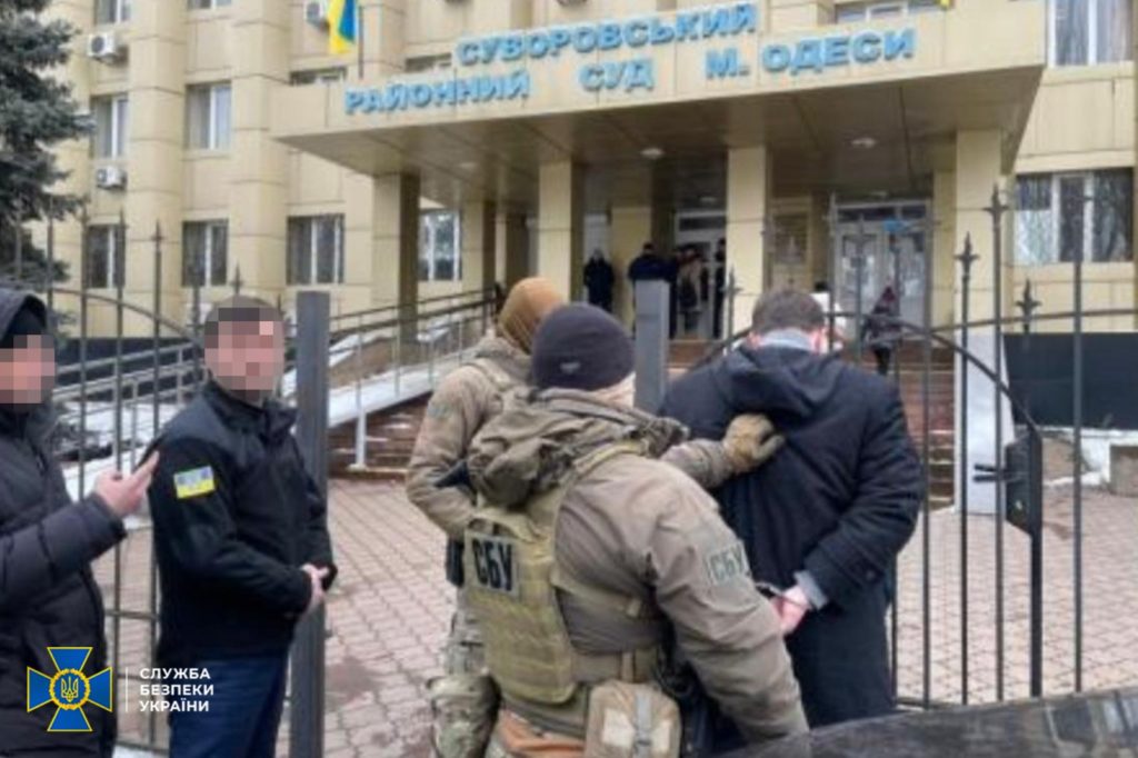 В Одесі СБУ затримала помічника судді, який за гроші «попереджав» кримінальників про заплановані обшуки (ФОТО) 1