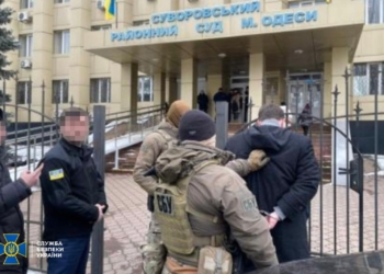 В Одесі СБУ затримала помічника судді, який за гроші «попереджав» кримінальників про заплановані обшуки (ФОТО)