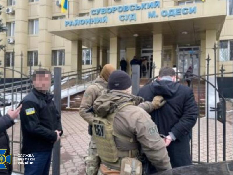 В Одесі СБУ затримала помічника судді, який за гроші «попереджав» кримінальників про заплановані обшуки (ФОТО)