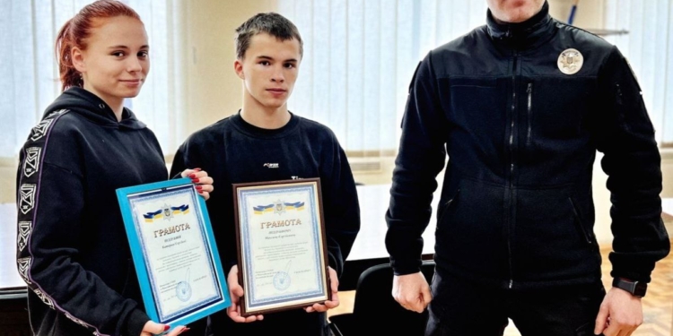 Троє миколаївських підлітків стали свідками пограбування перехожого, але не розгубились: зателефонували до поліції і прослідкували за злочинцем (ФОТО)