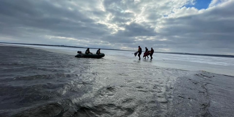 На Дніпропетровщині рятувальники визволили майже 30 рибалок, що дрейфували на крижинах (ФОТО)
