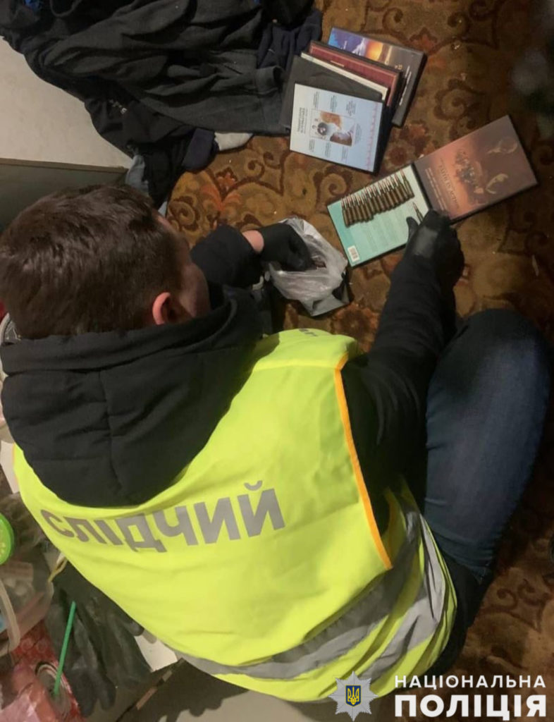 На Миколаївщині поліцейські викрили чоловіка на незаконному збуті та зберіганні боєприпасів – цей продавав набої калібру 5,45 (ФОТО) 3