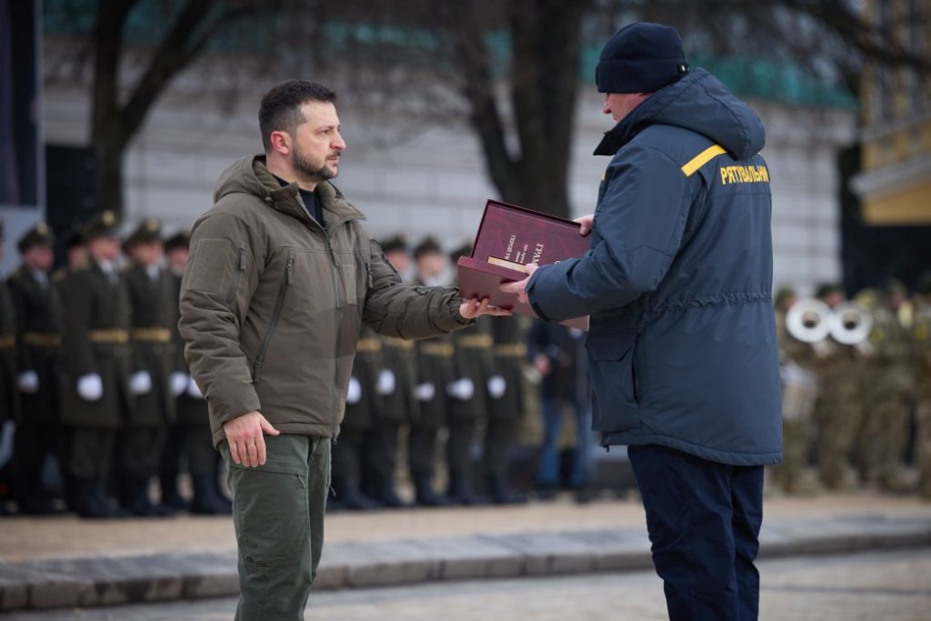 Президент вручив бойові прапори військовим частинам і нагородив українських захисників і цивільних громадян, серед яких є і електромонтер «Миколаївобленерго» (ФОТО) 52