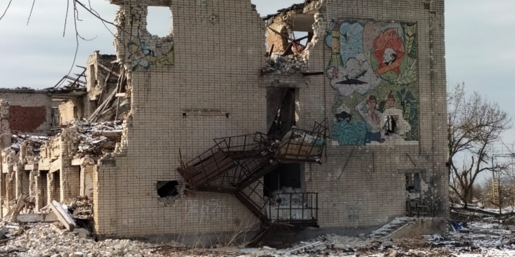 “Ми подужаємо! Вигребемо міни в полях і засіємо». Як виглядає зараз Олександрівка на Миколаївщині, яка оговтується від російської окупації (ФОТО)