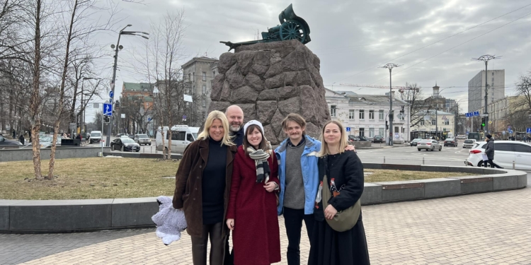 В Київ приїхав зірка «Гри престолів» Джек Глісон – привіз пікап для ЗСУ (ФОТО, ВІДЕО)