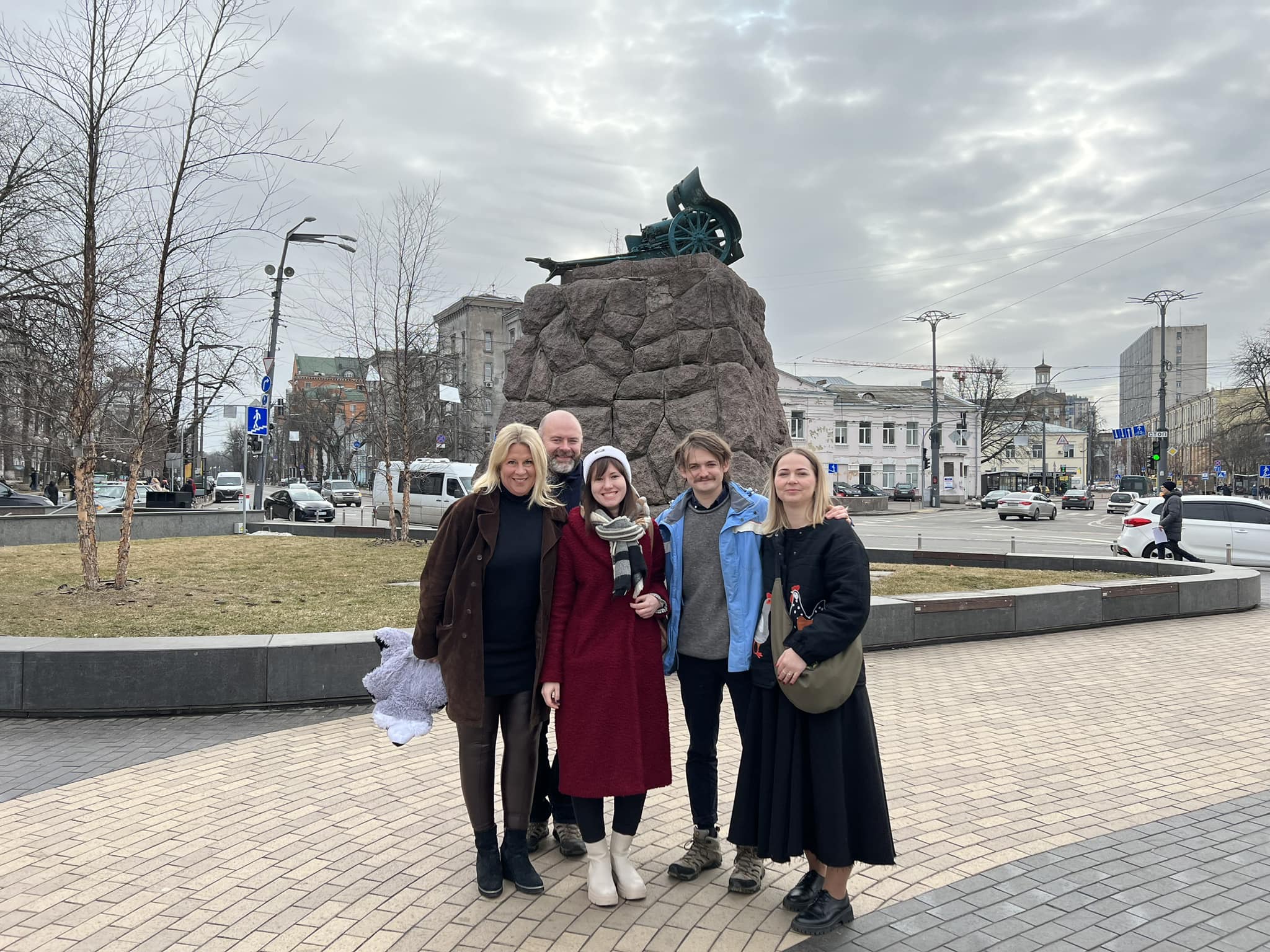 В Київ приїхав зірка «Гри престолів» Джек Глісон – привіз пікап для ЗСУ (ФОТО, ВІДЕО)