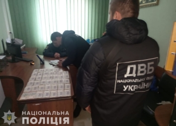 На Миколаївщині правоохоронці затримали чоловіка за підкуп посадовця поліції