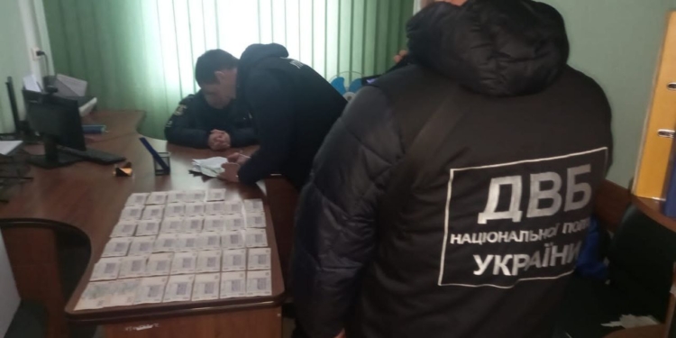 На Миколаївщині правоохоронці затримали чоловіка за підкуп посадовця поліції