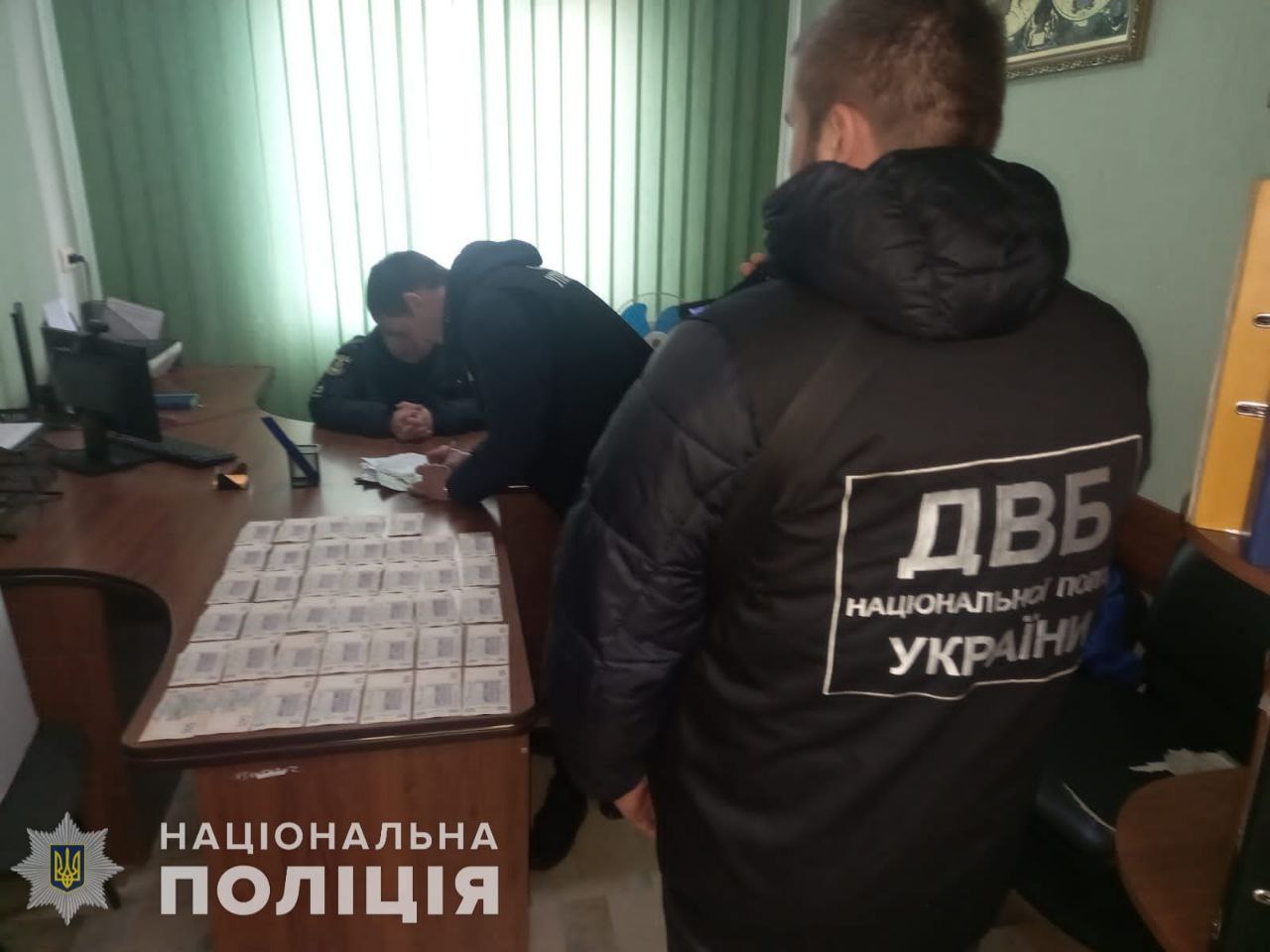На Миколаївщині правоохоронці затримали чоловіка за підкуп посадовця поліції