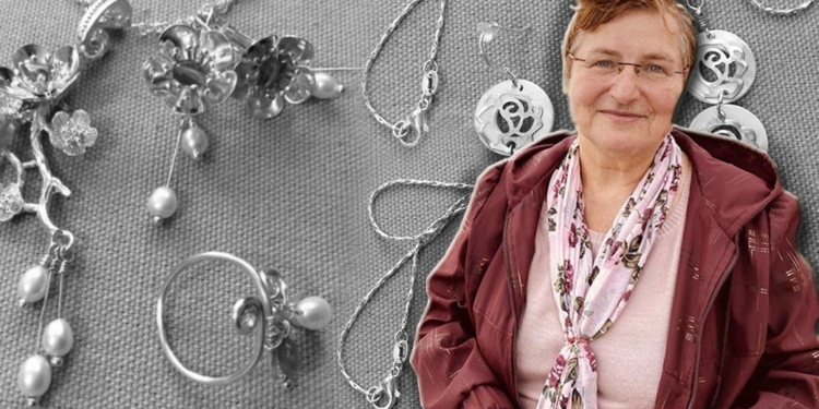 Переселенка з Миколаєва в Кропивницькому виготовляє прикраси зі срібла, а частину від продажу перераховує на допомогу ЗСУ (ФОТО)