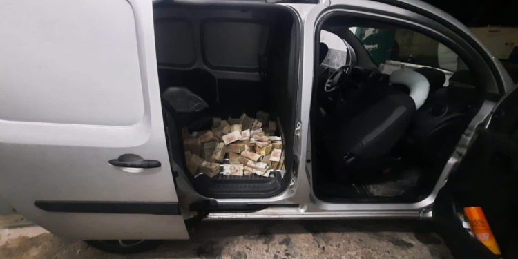 Величезну купу грошей затримано на українському кордоні – прикордонники їх досі рахують (ФОТО)