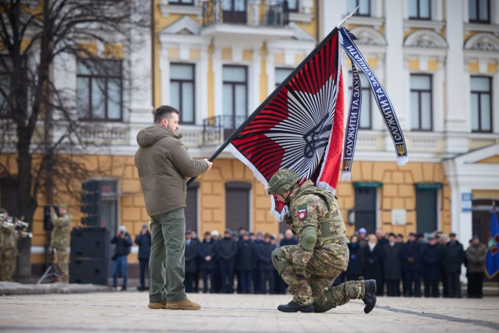 Президент вручив бойові прапори військовим частинам і нагородив українських захисників і цивільних громадян, серед яких є і електромонтер «Миколаївобленерго» (ФОТО) 68