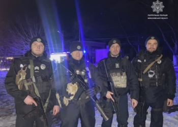 В Миколаєві патрульні спільно з рятувальниками евакуювали мешканців із палаючого будинку (ВІДЕО)