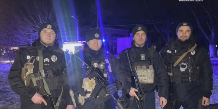 В Миколаєві патрульні спільно з рятувальниками евакуювали мешканців із палаючого будинку (ВІДЕО)