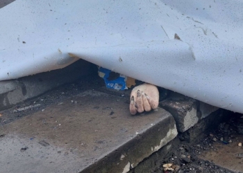 Росіяни обстріляли зупинку громадського транспорту в Херсоні: відомо про 6 загиблих та 12 поранених (ФОТО)
