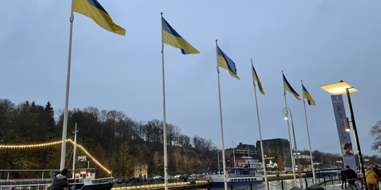 В Фінляндії 24 лютого муніципалітети піднімуть українські прапори та підсвітять будівлі жовто-блакитними кольорами