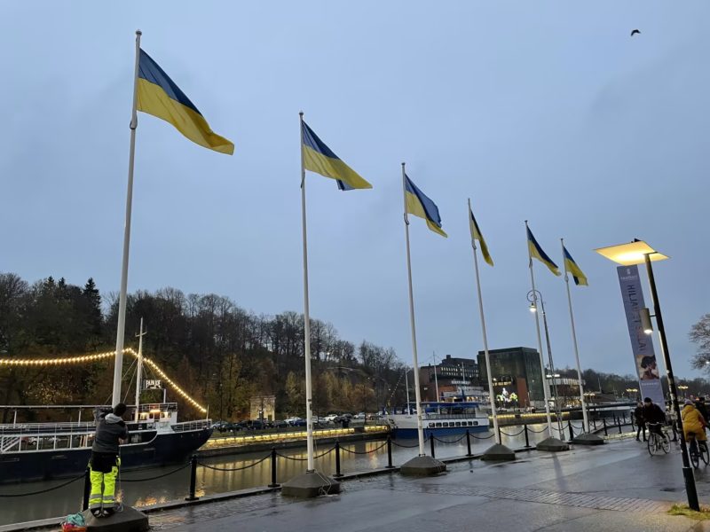 В Фінляндії 24 лютого муніципалітети піднімуть українські прапори та підсвітять будівлі жовто-блакитними кольорами