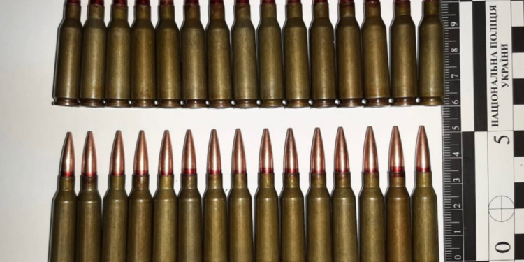 На Миколаївщині поліцейські викрили чоловіка на незаконному збуті та зберіганні боєприпасів – цей продавав набої калібру 5,45 (ФОТО)