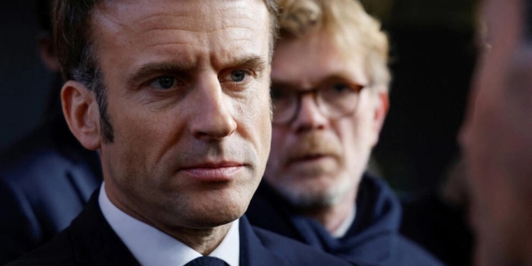 Макрон закликає Пекін допомогти «чинити тиск на росію» і їде в Китай