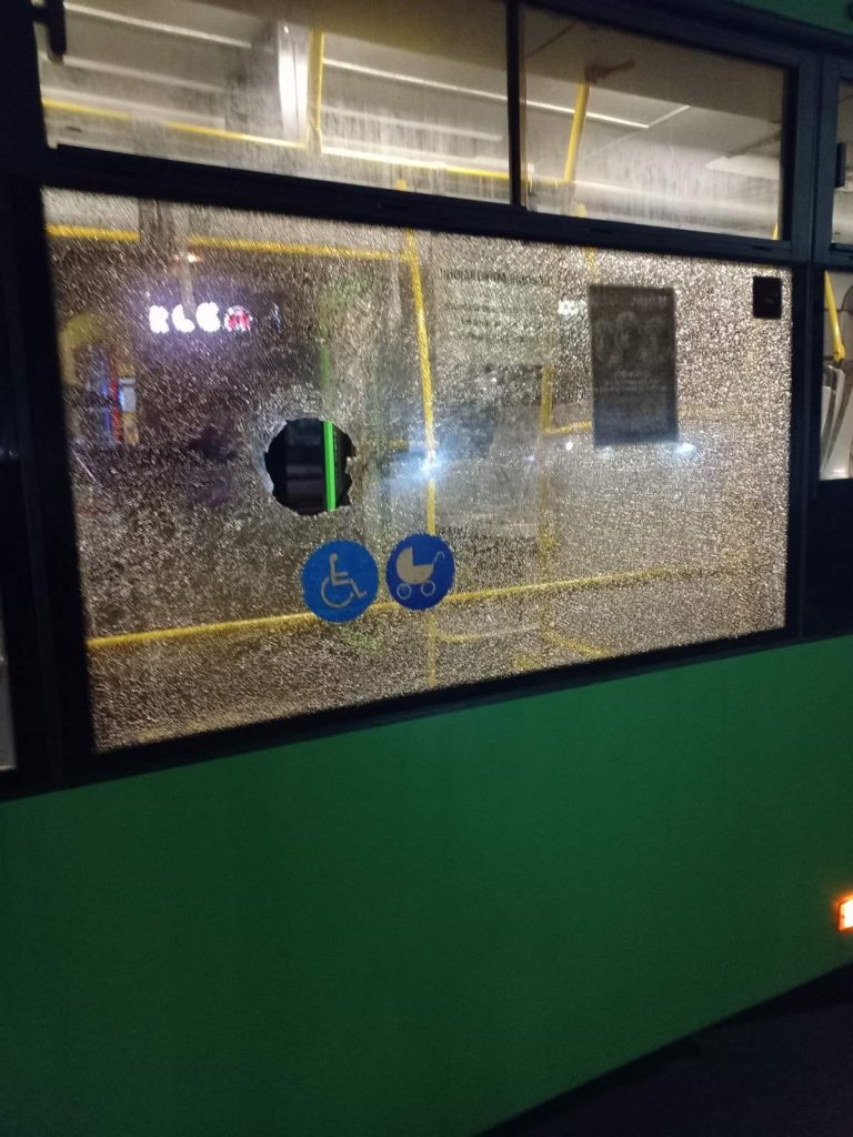 Нещасливий день для миколаївського комунального транспорту: пасажир розбив скло в «зеленому» автобусі (ФОТО) 1